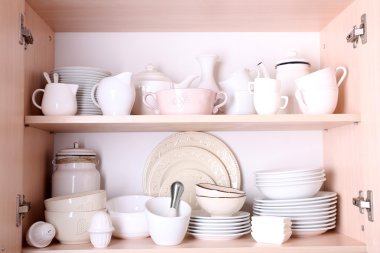 Raflarda sofra ve mutfak eşyaları