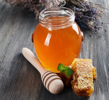 Lezzetli bal ile petek üzerinde tablo yakın çekim