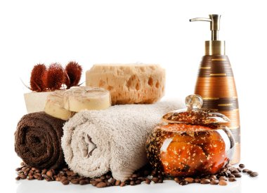 Kozmetik Şişeler, sabun ve havlu, beyaz izole bileşimi