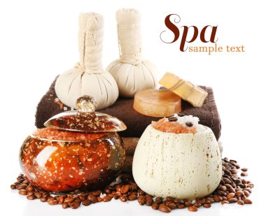 Kozmetik Şişeler, sabun ve havlu, beyaz izole bileşimi