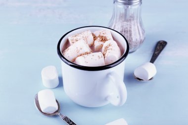 Kupa kakao marshmallows ahşap masa arka plan üzerinde ile