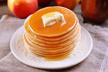 Tablo yakın çekim üzerinde tabakta bal ile lezzetli gözleme