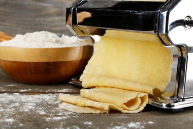 erişte makarna makine üzerinde ahşap arka plan ile yapma