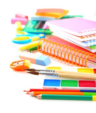 Parlak okul kırtasiye, üzerinde beyaz izole