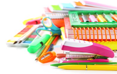 Parlak okul kırtasiye, üzerinde beyaz izole