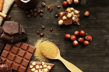 Natürmort kümesiyle ahşap masa, üstten görünüm üzerinde Fındıklı çikolata