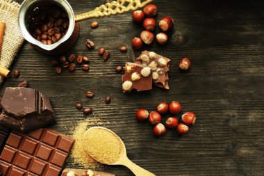 Natürmort kümesiyle ahşap masa, üstten görünüm üzerinde Fındıklı çikolata