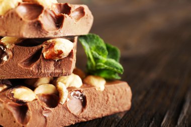 Yığın üzerinde ahşap masa, closeup Fındıklı çikolata