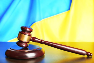 Tahta tokmak ve arka plan olarak Ukrayna bayrağı