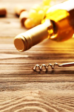 Cam şişe şarap Mantarlar, tirbuşon ve ahşap masa arka plan üzerinde üzüm ile