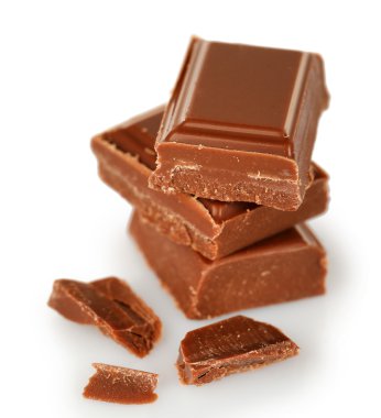 Tatlı çikolatanın üzerinde beyaz izole