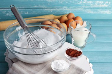 Renk ahşap arka plan üzerine yumurta akı için krem şanti