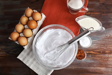 Ahşap masa, üstten görünüm yumurta akı için krem şanti
