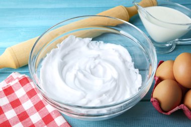 Renk ahşap arka plan üzerine yumurta akı için krem şanti