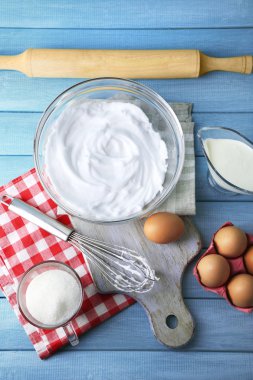 Ahşap masa, üstten görünüm yumurta akı için krem şanti