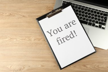 Mesaj ahşap masa, üstten görünüm üstünde laptop klavye üzerinde kovuldun