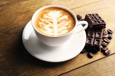 fincan kahve latte sanat tahıl ve ahşap zemin üzerine çikolata ile