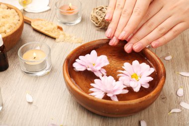 Eller ve çiçekler, closeup ile spa su kase