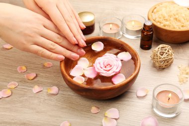 Eller ve çiçekler, closeup ile spa su kase