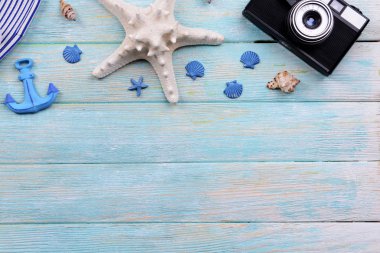 Tahta arka planda seyahat aksesuarları