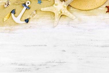 Tahta arka planda seyahat aksesuarları