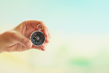 El ile parlak arka plan bulanık pusulasına