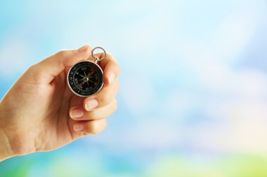 El ile parlak arka plan bulanık pusulasına