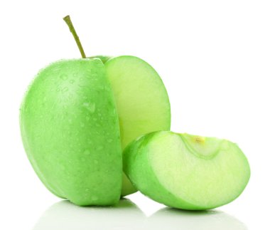 Dilimlenmiş elma beyaza izole edilmiş.