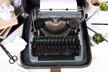 Ahşap masa Retro daktiloda