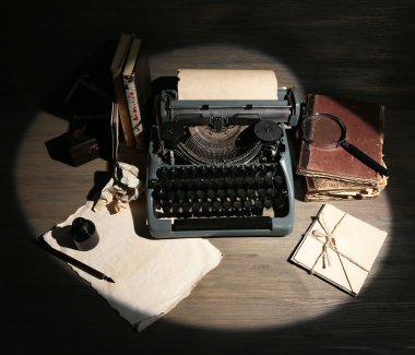 Lamba ışığında ahşap arka plan üzerinde Retro daktilo
