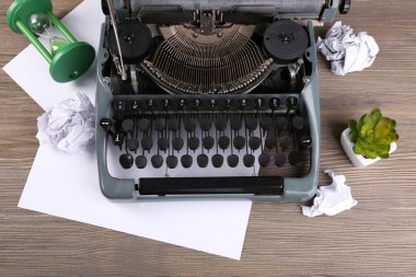 Ahşap masa Retro daktiloda