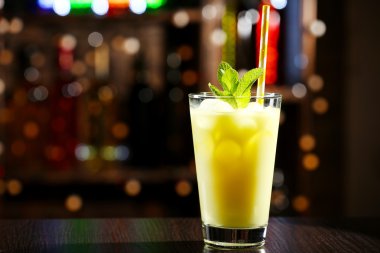 kokteyl içinde bar-parlak arka plan bulanık üzerinde bardak