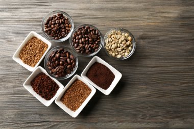 daireler ahşap arka plan üzerinde kahve çekirdekleri