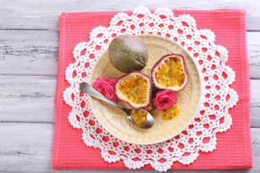 Tutku meyve renk ahşap arka plan üzerinde plaka üzerinde