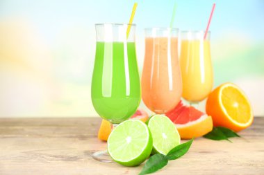 Taze yaz kokteylleri parlak arka plan bulanık üzerinde ahşap tablo