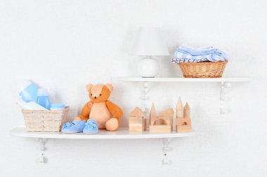 Raflarda bebek aksesuarları