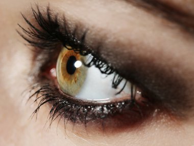 Göz gözyaşı damla ile genç kadının yakın çekim