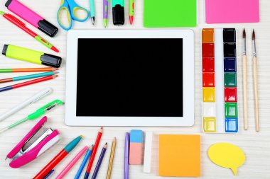 Ahşap arka plan üzerinde ileti örneği ile dijital tablet