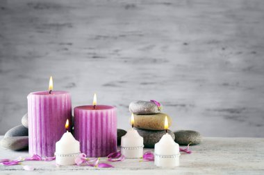 mumlar ve spa taşlar ahşap arka plan üzerinde güzel kompozisyonu