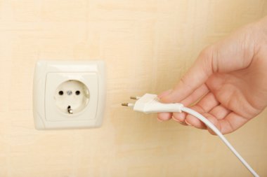 Elektrik prizinin el koyarak fiş yakın çekim