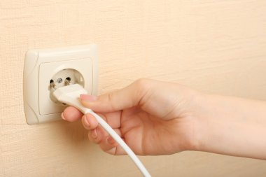 Elektrik prizinin el koyarak fiş yakın çekim