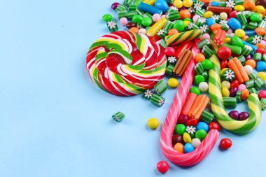 Açık mavi renkli üzerinde renkli şekerler