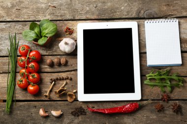 Dijital tablet taze otlar ile