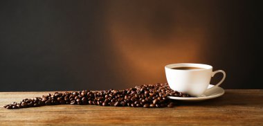 Kahve koyu arka plan üzerinde ahşap masa üzerinde tahıllar ile