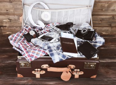 Bavul tatil öğelerin Paketli