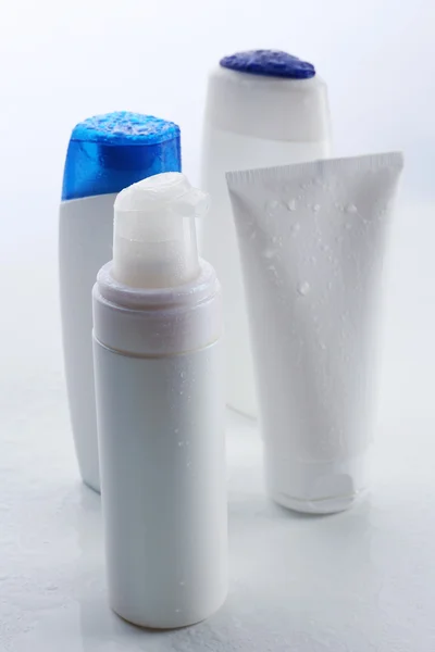 Botellas de cosméticos aislados en blanco — Foto de Stock