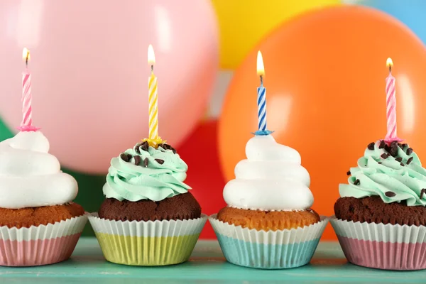 Pyszne urodziny cupcakes w tabeli na jasnym tle — Zdjęcie stockowe