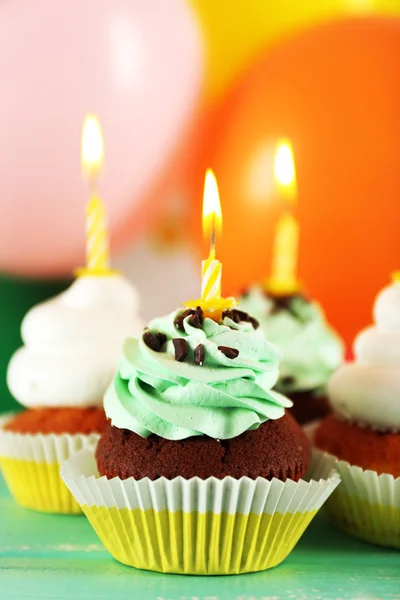 Deliziosi cupcake di compleanno sul tavolo su sfondo luminoso — Foto Stock