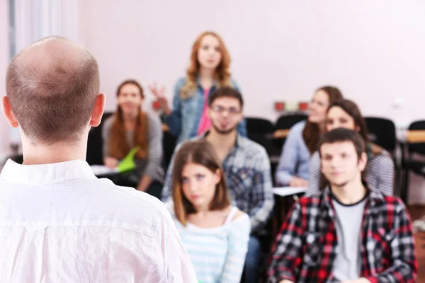 Étudiants assis en classe — Photo