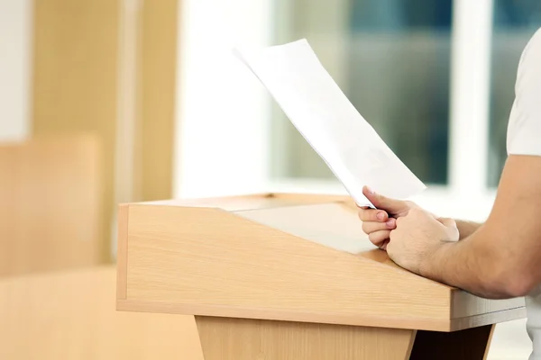 Spreker op podium in auditorium — Stockfoto